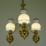 1590_S3 Sospensione Vecchia America 3 lampadine E14 anche a LED realizzato in ottone brunito vetro satinato e opaline