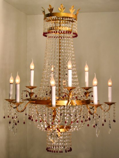 Luigi_XVI_rosso_S12 Lampadario a candelabro in stile classico, realizzato secondo le antiche tecniche con pendenti in cristallo molato e colorato. Specificamente progettato per l’illuminazione di chiese.